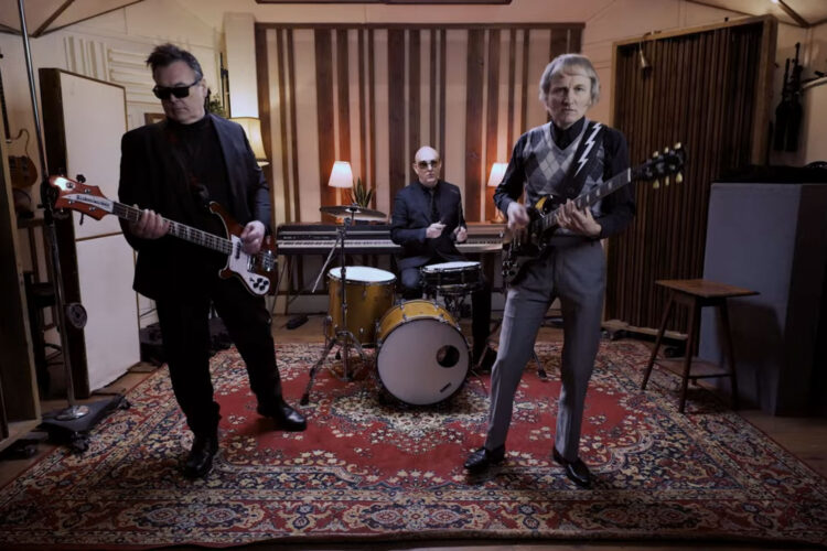 Micko and The Mellotronics in a room playing Shadow.